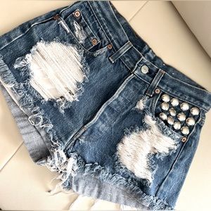 Levi’s high waisted destroyed jean shorts size 6